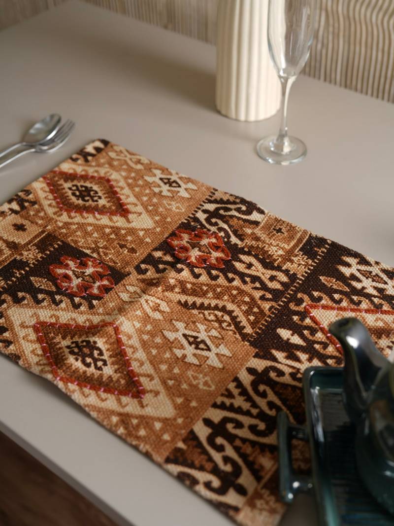 Table runners and placemats.027
