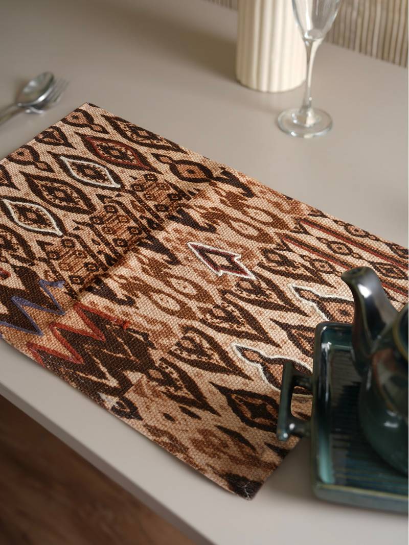 Table runners and placemats.001